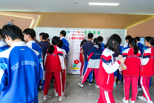 2025.10.16送你一朵小红花心里快闪活动江心洲校区在教学楼二楼走廊举行 -91.jpg